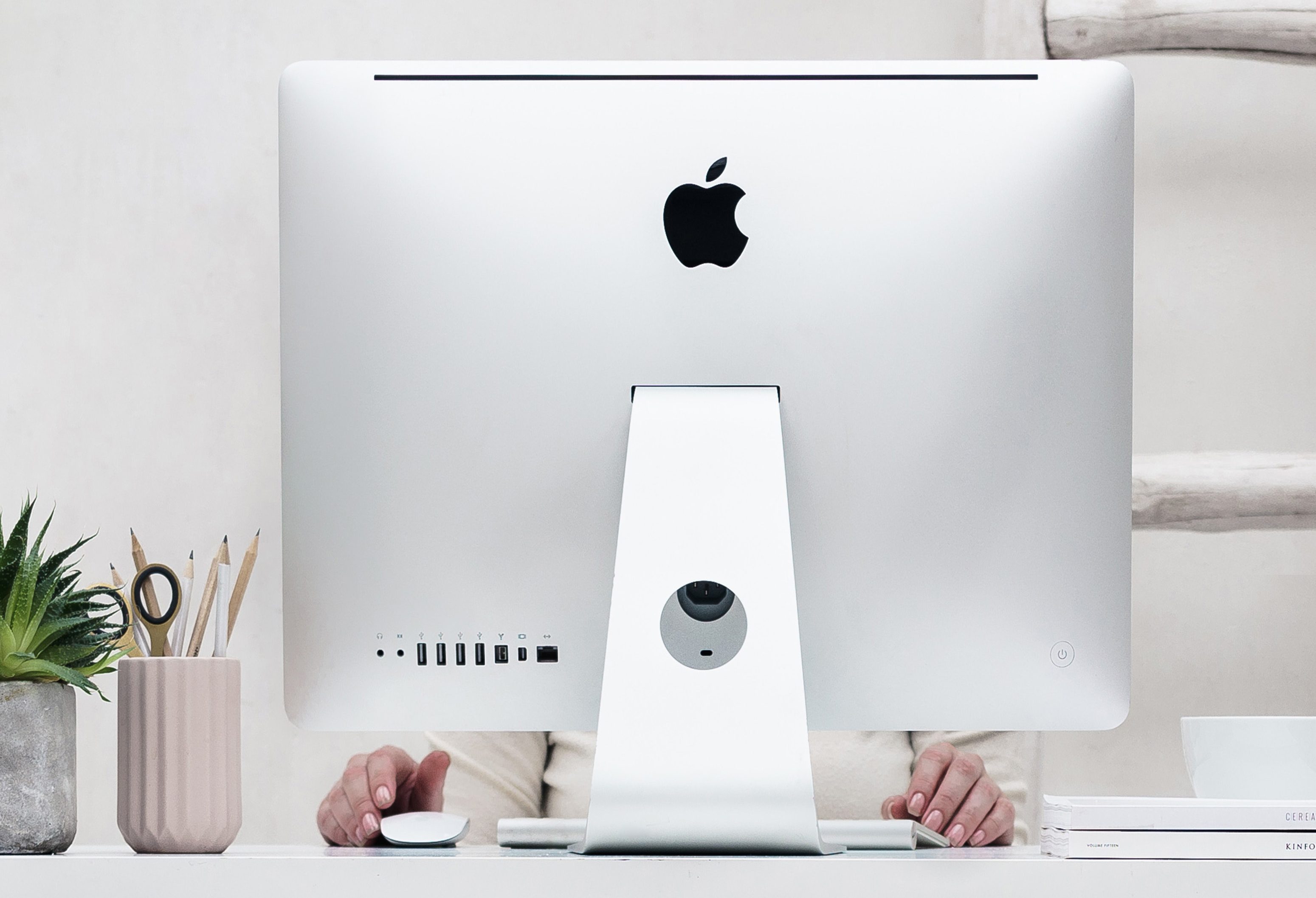 Vrouw achter Computer/Mac